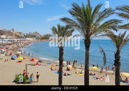 Plage en haute saison , Benalmadena. La province de Malaga, Costa del Sol, Andalousie, Espagne Banque D'Images