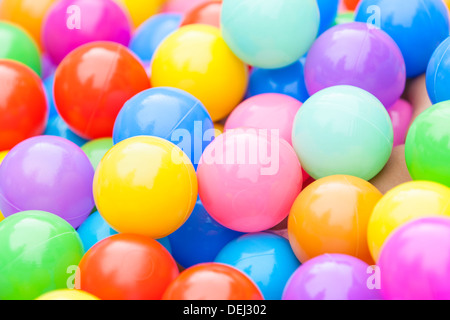 Des centaines de balles multicolores en plastique Banque D'Images