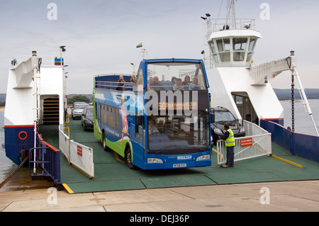 Le service opentopped 50 service de bus, de Bournemouth à Swanage sur le Shell Bay ferry à bancs, Dorset Banque D'Images