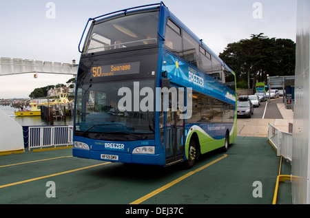 Le service opentopped 50 service de bus, de Bournemouth à Swanage sur le Shell Bay ferry à bancs, Dorset Banque D'Images