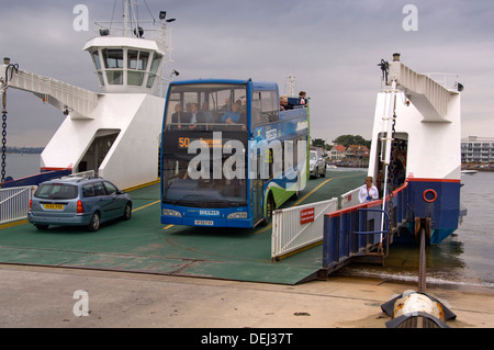 Le service opentopped 50 service de bus, de Bournemouth à Swanage sur le Shell Bay ferry à bancs, Dorset Banque D'Images