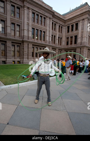 September 15th, 2013 Austin, Texas : Mariachi band, Mexican folk dancers marquer le Jour de l'indépendance du Mexique au Texas Capitol Banque D'Images