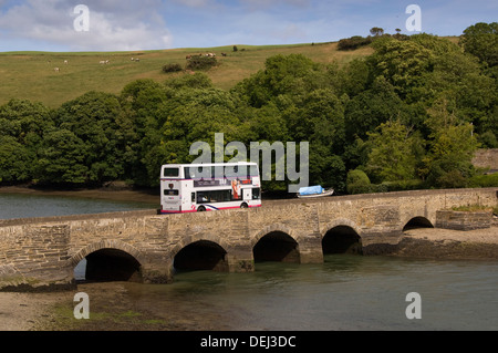 Un service numéro 93 Premier bus double-decker bus se déplaçant sur la route A379 sur un pont, près de Kingsbridge,Devonshire,UK. Banque D'Images