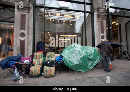 Londres, Royaume-Uni. 19e Août, 2013. Les fans d'Apple en dehors du camp flagship store de Regent's street avec des tentes de fortune pour mettre la main sur le nouveau smartphone Apple iphone 5c qui sera publié le vendredi 20 septembre : Crédit amer ghazzal/Alamy Live News Banque D'Images