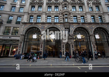 Londres, Royaume-Uni. 19e Août, 2013. Les fans d'Apple en dehors du camp flagship store de Regent's street pour mettre la main sur le nouveau smartphone Apple iphone 5c qui sera publié le vendredi 20 septembre : Crédit amer ghazzal/Alamy Live News Banque D'Images