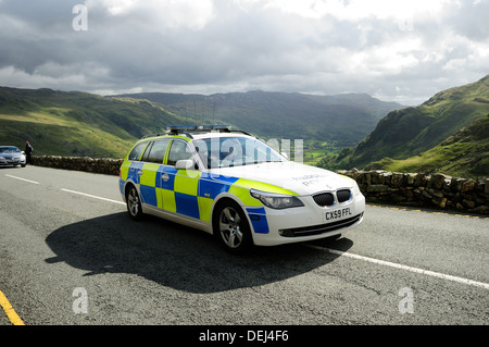 Voiture de police sur le Pen-y-Pass ,Llanberis, Pays de Galles. Banque D'Images