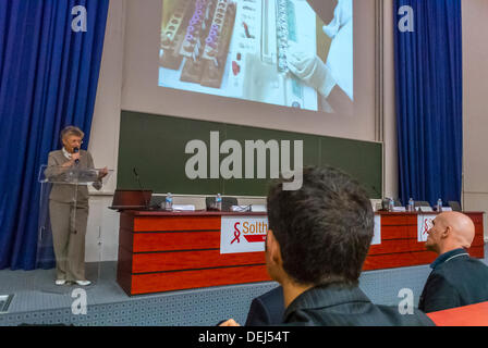 Paris, France. 'Sida en Afrique', Forum Solthis sur le VIH, prévention et recherche médicale, 'Dr Françoise Barré-Sinoussi' conférencier, réunion de scientifiques, essais de recherche clinique, partage de scientifiques, experts, le vih aide à la recherche, médecins épidémiques, personnes internationales en réunion, recherche d'essais cliniques, diapositives de réunion, médecin avec prévention du sida Banque D'Images