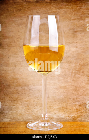 Verre de vin blanc sur un fond de bois Banque D'Images
