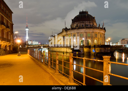 Musée de Bode et la tour de télévision de Berlin, en Allemagne, dans la nuit Banque D'Images