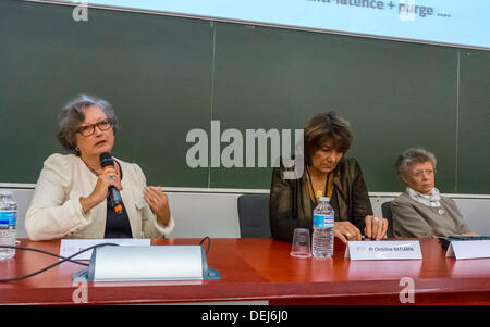 Paris, France « le SIDA en Afrique », Solthis HIV Forum, prévention et recherche médicale, panel de conférenciers chercheurs VIH, « Christine Katlama » (Présidente), « Christine Rouzier » partage de scientifiques, experts, médecins épidémiques, femmes qui donnent des conférences, groupe de personnes medecine, femmes qui soutiennent les femmes Banque D'Images