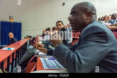 Paris, France. Sida en Afrique, Solthis HIV Forum, prévention et recherche médicale, Dr Leo Zekeng, Directeur adjoint de l'ONUSIDA, Afrique de l'Ouest, Sénégal, conférencier public donnant la parole, les scientifiques se réunissant, la discussion, les médecins épidémiques, les gens internationaux en rencontrant des hommes parlant Banque D'Images