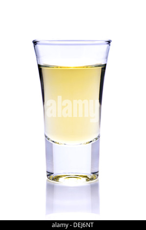 Shot de tequila ou de whisky isolé sur fond blanc Banque D'Images