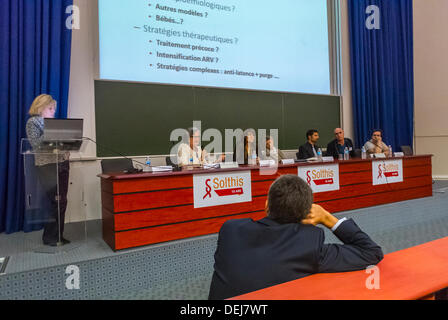 Paris, France, SIDA en Afrique, Forum Solthis VIH, Réunion, prévention et recherche médicale, groupe d'experts sur scène ('TASP- traitement comme prévention') partage de scientifiques, experts, présentation de diapositives à l'écran, personnes internationales en réunion, recherche d'essais cliniques, diapositives de réunion Banque D'Images