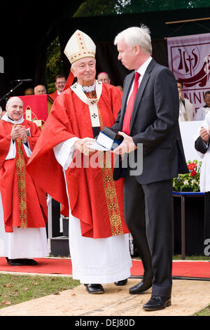 Londres, Royaume-Uni. 19 septembre 2013. Richard Burke est intronisée comme premier directeur au cours de la Messe d'action de grâce pour marquer l'ouverture de la Saint Richard Reynolds College (école primaire catholique et l'école secondaire catholique) et d'être remis une Bible College, clés, et le missel, par Mgr Vincent Nichols, Archevêque de Westminster. Le service a également été suivi par ; le plus Révérend Peter Smith Ð L'Archevêque de Southwark et le révérend George Stack Ð Archevêque de Cardiff, entre autres. Crédit : David Gee/Alamy Live News Banque D'Images