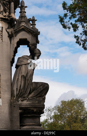 Statue de femme en deuil grave dans le Père Lachaise, Paris, France Banque D'Images