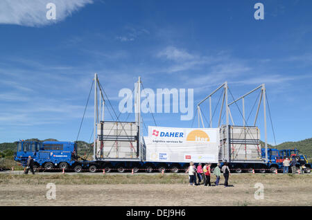 Provence, France. 19 septembre 2013. Course inaugurale pour les géants 352 Roues Truck-Trailer. L'énorme camion-remorque, qui pèse 172 tonnes et est de 33 mètres de long, est spécialement adapté pour transporter des composants pour une installation nucléaire expérimental, connu comme l'ITER, à Cadarache, Centre de recherche nucléaire dans le nord de la Provence. La remorque, qui dispose de 88 essieux et pneus 352, avait un essai en Provence cette semaine chargé avec des blocs de béton. Le camion-remorque a pris quatre nuits à voyager 98 kilomètres de la côte méditerranéenne à Cadarache. Crédit : Chris Hellier/Alamy Live News Banque D'Images