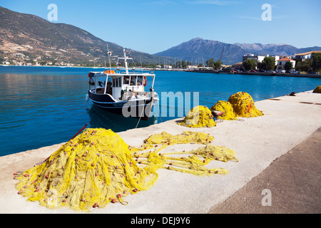 Les filets de pêche le séchage sur Harbour Harbour mur en face de Nidri bateau Lefkas Lefkada île grecque Grèce scène typique Nydri Banque D'Images