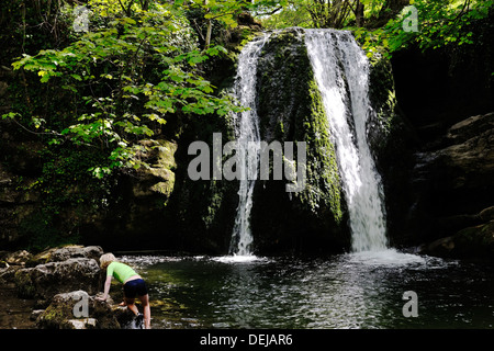 Jeune garçon à la découverte des plaisirs de Janet's Foss, Malhamdale, Yorkshire Dales National Park, England Banque D'Images