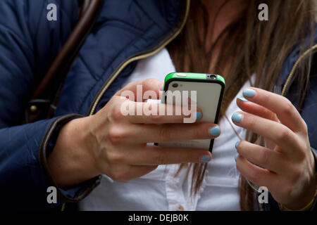 Londres, Royaume-Uni. 19 septembre 2013. Un client écrit des messages texte sur un un iphone à l'Apple Store de Regent's street comme Apple est réglée pour libérer le nouvel iphone 5c series le 20 septembre Crédit : amer ghazzal/Alamy Live News Banque D'Images