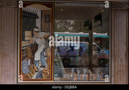 Carrelage traditionnel sur boulangerie (Baker) à Paris avec des réflexions modernes dans la fenêtre Banque D'Images