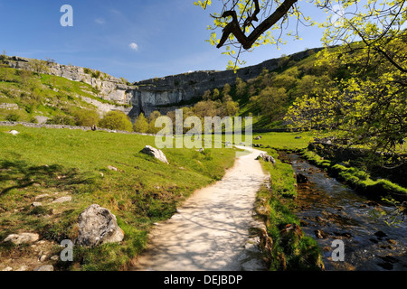 L'approche de l'imposant Malham Cove, dans le Yorkshire Dales National Park, England Banque D'Images