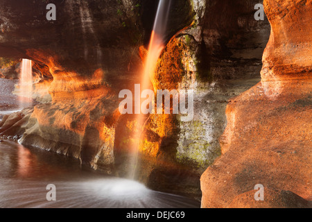 Cascade de Sandcut Beach au coucher du soleil-Jordan River, Colombie-Britannique, Canada. Banque D'Images