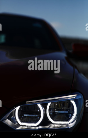 Détail sur l'un des projecteurs d'une voiture Banque D'Images