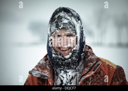 Heureux l'homme couvert de neige savoir profiter de l'hiver. Banque D'Images