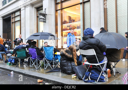 Regent Street, Londres, Royaume-Uni. 19 septembre 2013. La file de gens qui attendaient pour le lancement du nouvel iPhone 5 demain matin. Crédit : Matthieu Chattle/Alamy Live News Banque D'Images