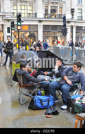 Regent Street, Londres, Royaume-Uni. 19 septembre 2013. La file de gens qui attendaient pour le lancement du nouvel iPhone 5 demain matin. Crédit : Matthieu Chattle/Alamy Live News Banque D'Images