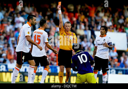 Valence, Espagne. 19e Août, 2013. Montre arbitre Carton rouge au Défenseur Adil Rami de Valence CF (L) après l'encrassement de Bony Wilfried Swansea City Credit : Action Plus Sport/Alamy Live News Banque D'Images