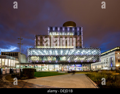 La nouvelle Bibliothèque de Birmingham à l'extérieur nuit. Birmingham, Angleterre. Banque D'Images