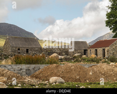 Un couple de vieux bâtiments de ferme à proximité de la montagnes de Mourne en Irlande Banque D'Images