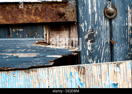 Vieille porte en entrepôt désaffecté, dans le sud du Pays de Galles, Royaume-Uni. Banque D'Images