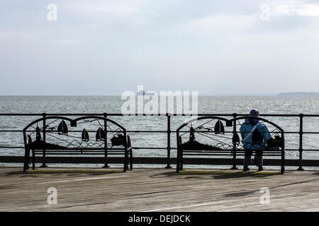 Southend on sea, Essex, Royaume-Uni. 19 septembre 2013. Personne qui donne sur la mer avec Ferry sur Horizon Credit : Timothy Smith/Alamy Live News Banque D'Images