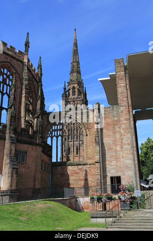Nouvelle Cathédrale de Coventry construite à côté de l'ancienne cathédrale ruines bombardée par la Luftwaffe en 1940, désormais un symbole de la paix, au Royaume-Uni Banque D'Images