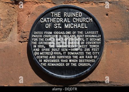Informations Inscription pour les ruines de l'église cathédrale de St Michel à Coventry Banque D'Images