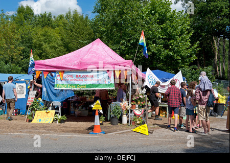 Les manifestants à un village de tentes près de Balcombe, Royaume-Uni, elles s'opposent à l'exécution de Cuadrilla fracturation possible dans le domaine Banque D'Images