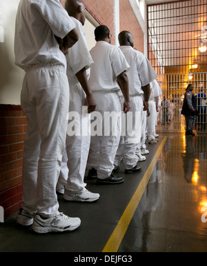 Les détenus masculins à l'unité près de Darrington Houston, Texas line jusqu'à l'intérieur de la prison pour assister à l'événement Banque D'Images