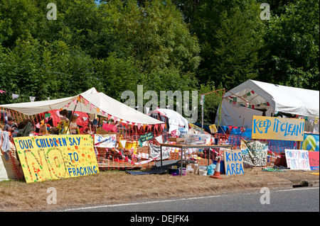 Les manifestants à un village de tentes près de Balcombe, Royaume-Uni, elles s'opposent à l'exécution de Cuadrilla fracturation possible dans le domaine Banque D'Images