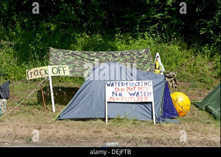 Partie d'un village de tentes près de Balcombe, UK mis en place par des manifestants à La Cuadrilla site de forage. Banque D'Images