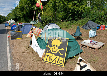 Les manifestants à un village de tentes près de Balcombe, Royaume-Uni, elles s'opposent à l'exécution de Cuadrilla fracturation possible dans le domaine Banque D'Images