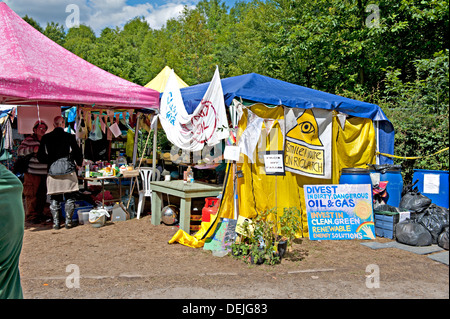 Les manifestants à un village de tentes près de Balcombe, Royaume-Uni, elles s'opposent à l'exécution de Cuadrilla fracturation possible dans le domaine Banque D'Images