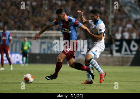 Limassol, Chypre. 19e Août, 2013. Apollon Limassol player Georgios et Mekris Trabzonsport comme player Aykut Demir lutte pour la balle au cours de l'UEFA Europa League au stade Gsp sur septembre 19,2013 : Yiannis Kourtoglou Crédit/Alamy Live News Banque D'Images