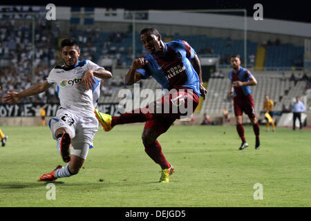 Limassol, Chypre. 19e Août, 2013. Apollon Limassol player Marios Stylianou et Trabzonsport joueur comme Alessandra Bianchi Florent lutte pour la balle au cours de l'UEFA Europa League au stade Gsp sur septembre 19,2013 : Yiannis Kourtoglou Crédit/Alamy Live News Banque D'Images