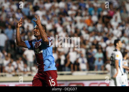 Limassol, Chypre. 19e Août, 2013. En tant que joueur Trabzonsport Alessandra Bianchi Florant célébrer un but au cours de l'UEFA Europa League au stade Gsp sur septembre 19,2013 : Yiannis Kourtoglou Crédit/Alamy Live News Banque D'Images