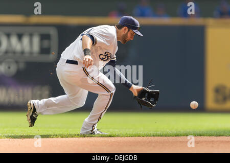 Milwaukee, Wisconsin, États-Unis. 19e Août, 2013. Septembre 19th, 2013 : l'arrêt-court des Milwaukee Brewers Jeff Bianchi # 14 comporte une pièce derrière la deuxième base et lance le coureur à la première base pendant la partie de baseball de ligue majeure entre les Milwaukee Brewers et les Cubs de Chicago au Miller Park de Milwaukee, WI. Les Brasseurs de plomb Cubs 3-0 dans la 6e manche. John Fisher/CSM/Alamy Live News Banque D'Images