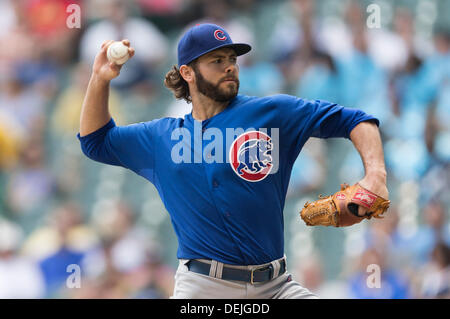 Milwaukee, Wisconsin, États-Unis. 19e Août, 2013. Septembre 19th, 2013 : le lanceur partant des Cubs de Chicago Jake Arrieta # 49 a eu lieu à l'un des Brasseurs a frappé à 5 reprises au cours de la partie de baseball de ligue majeure entre les Milwaukee Brewers et les Cubs de Chicago au Miller Park de Milwaukee, WI. Les Brasseurs de plomb Cubs 3-0 dans la 6e manche. John Fisher/CSM/Alamy Live News Banque D'Images