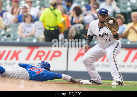 Milwaukee, Wisconsin, États-Unis. 19e Août, 2013. Septembre 19th, 2013 : Le joueur de premier but des Milwaukee Brewers Juan Francisco # 21prend un pick off jeter comme Chicago Cubs base runner Lac Junior # 21 diapositives Retour à la base pendant la première partie de baseball de ligue majeure entre les Milwaukee Brewers et les Cubs de Chicago au Miller Park de Milwaukee, WI. Les Brasseurs de plomb Cubs 4-0 dans la 6e manche. John Fisher/CSM/Alamy Live News Banque D'Images