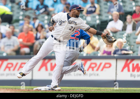 Milwaukee, Wisconsin, États-Unis. 19e Août, 2013. Septembre 19th, 2013 : Le joueur de premier but des Milwaukee Brewers Juan Francisco # 21tente d'attraper un sauvage à quelques pas de base pendant la première partie de baseball de ligue majeure entre les Milwaukee Brewers et les Cubs de Chicago au Miller Park de Milwaukee, WI. Les Brasseurs de plomb Cubs 3-0 dans la 6e manche. John Fisher/CSM/Alamy Live News Banque D'Images